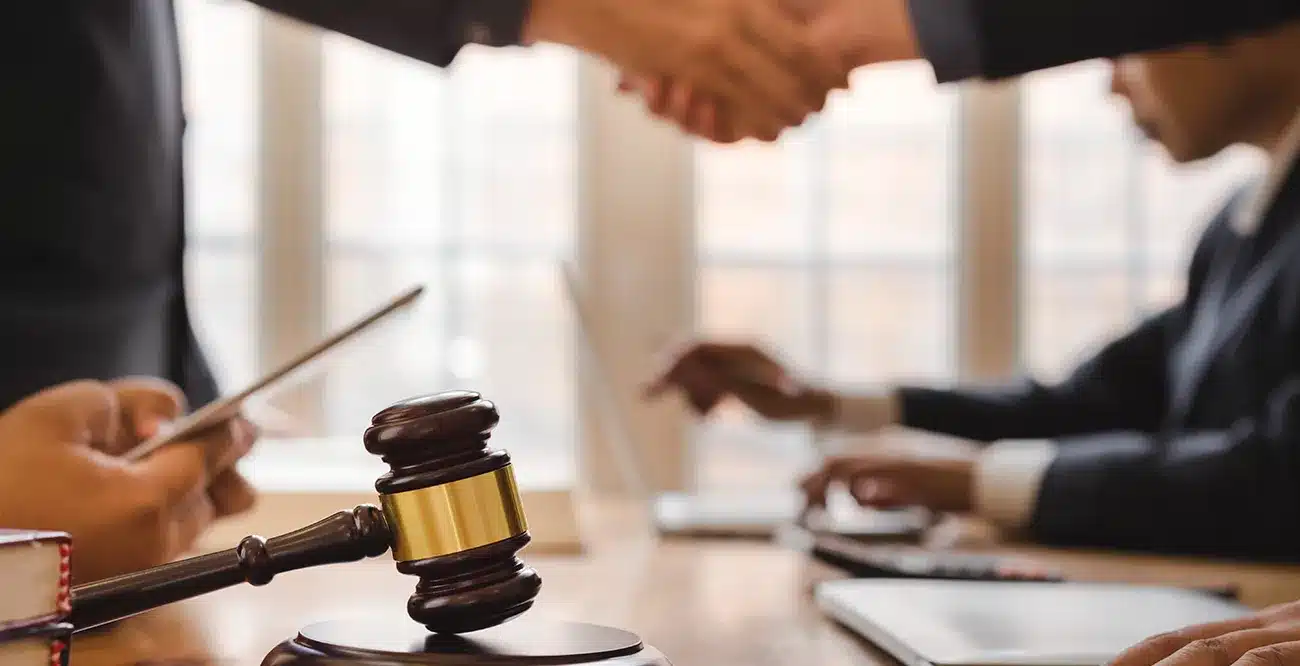 Defensa legal en procesos judiciales y en arbitrajes